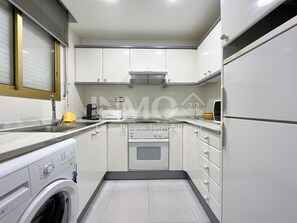 Fridge, microwave, coffee/tea maker, cookware/dishes/utensils - Cambrils Park building, swimming pool, parking, Zona Horta (Cambrils)
