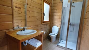 Douche, serviettes fournies, papier toilette
