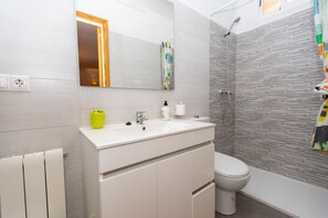 Hair dryer, towels, soap, toilet paper - Jurinea House Lift with private pool (TORRES)