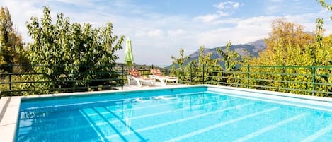 Una piscina al aire libre