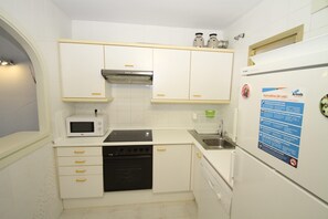 Een koelkast, een microgolfoven, een oven, een kookplaat