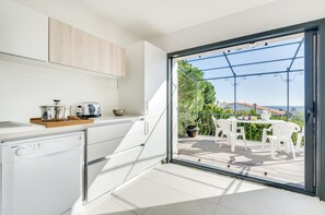 Frigorífico, microondas, horno y placa de cocina