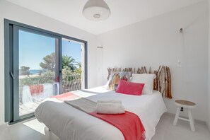 3 dormitorios, escritorio, tabla de planchar con plancha y cuna de viaje