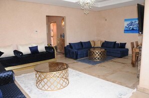 TV, fireplace, video games, DVD player - magnificent villa in the Jardins de l Atlas golf resort in Marrakech (MARRAKECH)
