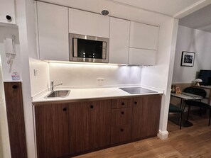 Fridge, microwave, stovetop, dishwasher - CENTRE PROMENADE – Golden Square • Terrace • 1 min Walk to the Beach • A/C (Nice)