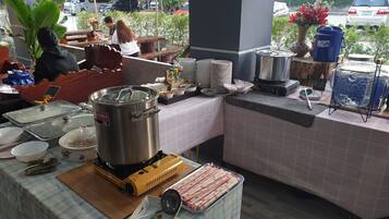 Desayuno con opciones de la cocina local todos los días (con cargo)