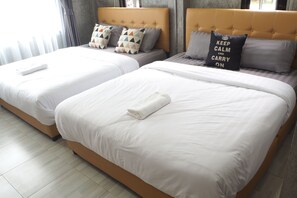 Habitació quàdruple | Escriptori, cortines opaques, wifi gratuïta i roba de llit 