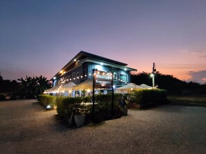 Fachada de la propiedad por la tarde o noche