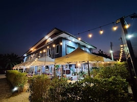 Fachada del alojamiento - Noche