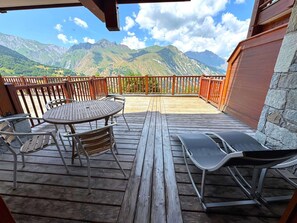 Outdoor dining - Charming apartment for 4 with terrace, parking and WiFi - St Martin de Belleville (Saint-Martin-de-Belleville)