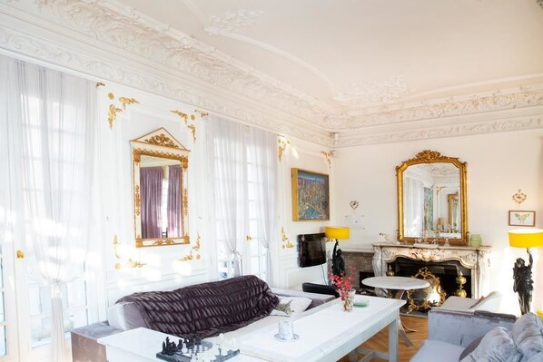 Interior - Villa Ananda Huo (Saint-Cloud)