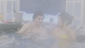 A hot tub with two people, a window, and a view of trees. - Villa Ananda Huo (Saint-Cloud)