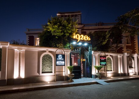 Fachada de la propiedad por la tarde o noche