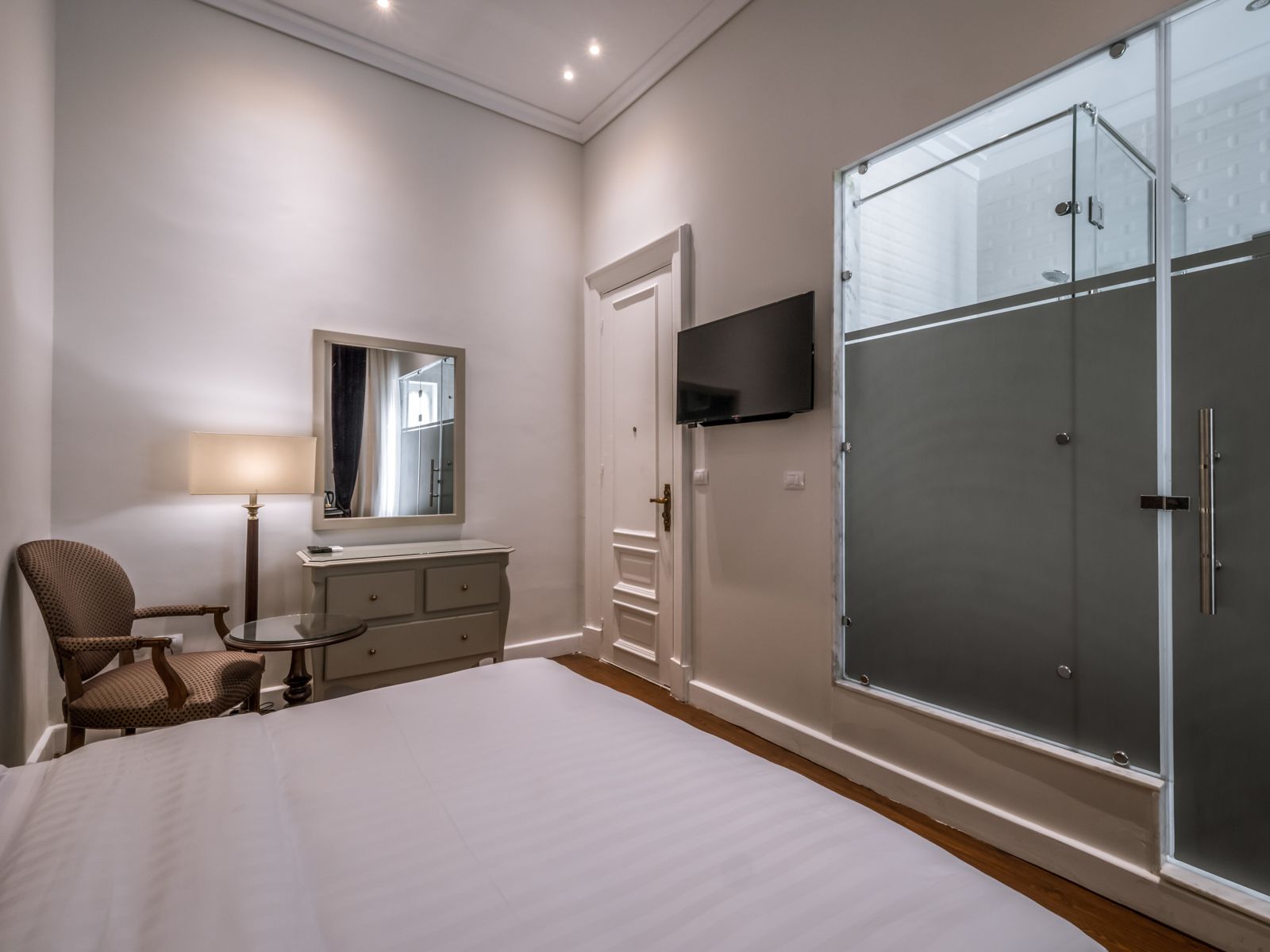 Standard Single Room, 1 King Bed | Premium bedding, minibar, in-room safe, blackout curtains