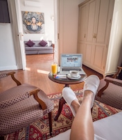 Ropa de cama de alta calidad y minibar 