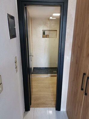 Deluxe Room, 1 Queen Bed with Sofa bed | Bathroom