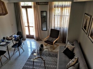 Deluxe Room, 1 Queen Bed with Sofa bed | Living room