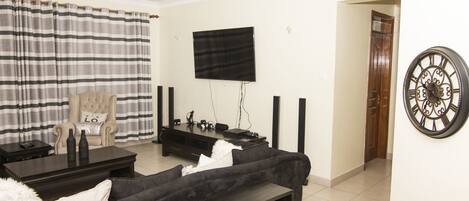Apartment, Garden View | Living room | Flat-screen TV
