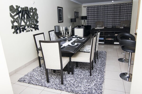 Apartment, Garden View | In-room dining