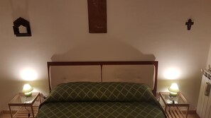 Basic Double Room | Iron/ironing board, free WiFi, bed sheets - B&B Ai baretti (Naples)
