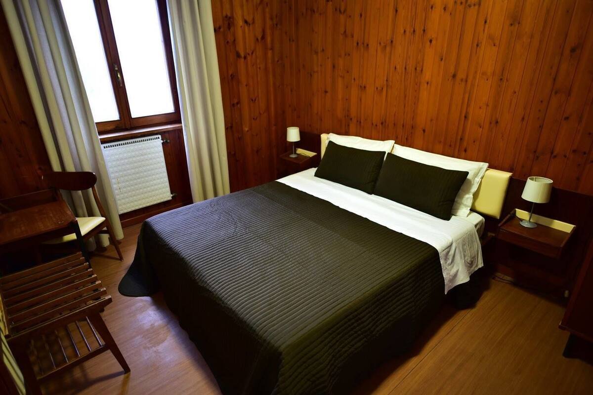 Doppelzimmer | Zimmersafe, Schreibtisch, kostenloses WLAN, Bettwäsche