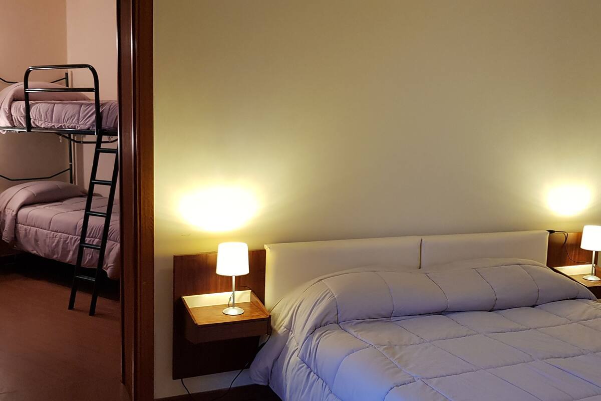 Vierbettzimmer, Balkon, Bergblick | Zimmersafe, Schreibtisch, kostenloses WLAN, Bettwäsche