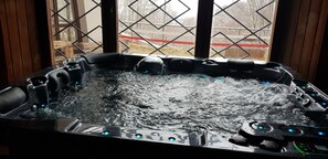 Indoor spa tub