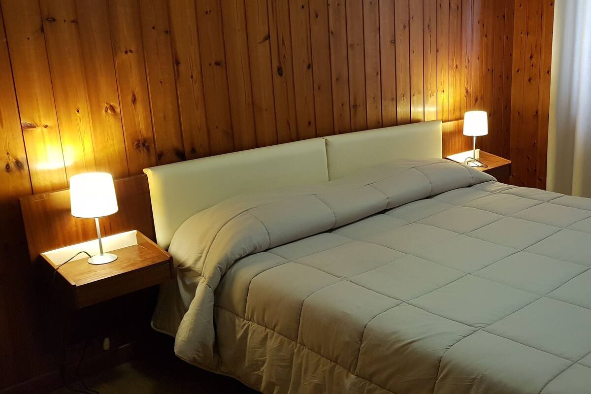 Zimmersafe, Schreibtisch, kostenloses WLAN, Bettwäsche