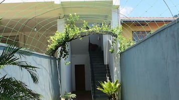 Pintu masuk properti