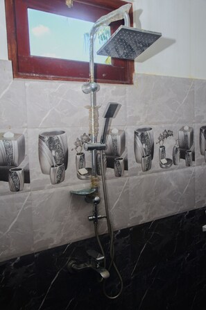 Deluxe Room, Mixed Dorm | Bathroom | Shower, free toiletries, bidet, towels
