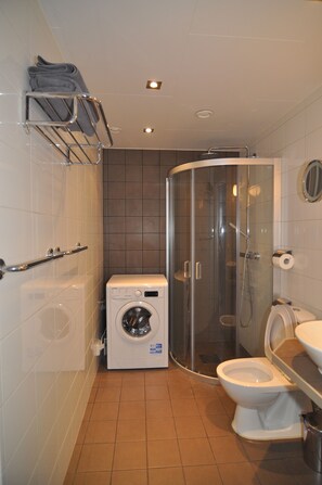 Departamento superior | Regadera en el baño