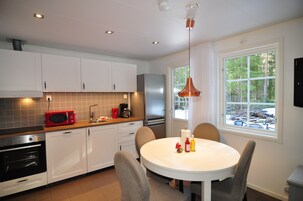 Apartamento superior | Cozinha privada | Geladeira grande, micro-ondas, fogão, cooktop