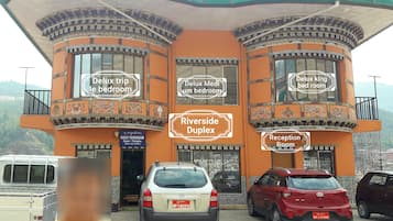 Vista frontal de la propiedad