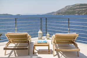 Terrace/patio - Beachfront Villa Poseidon with Heated Pool (Žrnovo)