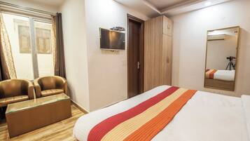 Superior Studio Suite, 1 King Bed, Smoking, Garden View | Bathroom | Shower, rainfall showerhead, designer toiletries, hair dryer