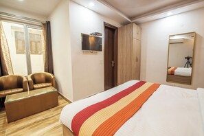 Studiosvit Superior - 1 kingsize-säng - rökare - utsikt mot trädgården | Badrum | Dusch, regndusch, lyxtoalettartiklar och hårtork