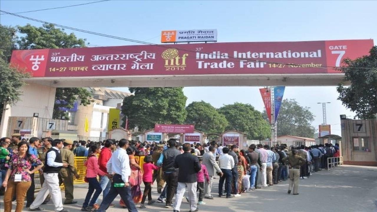 Une entrée très fréquentée de la foire internationale du commerce en Inde, avec une arche imposante affichant les détails de l’événement.