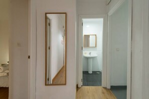 Ensemble baignoire-douche, séchoir à cheveux