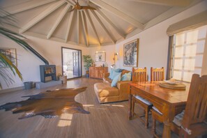 Smart-TV, Kamin, Stereoanlage