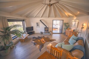 Smart-TV, Kamin, Stereoanlage