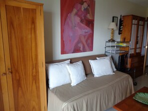 2 slaapkamers, een strijkplank/strijkijzer, beddengoed