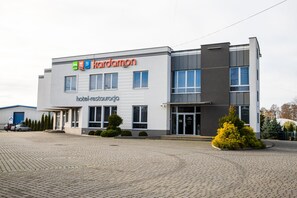 Front of property - Hotel Kardamon (Tarnow)