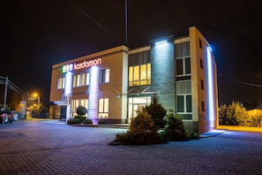 Front of property - evening/night - Hotel Kardamon (Tarnow)