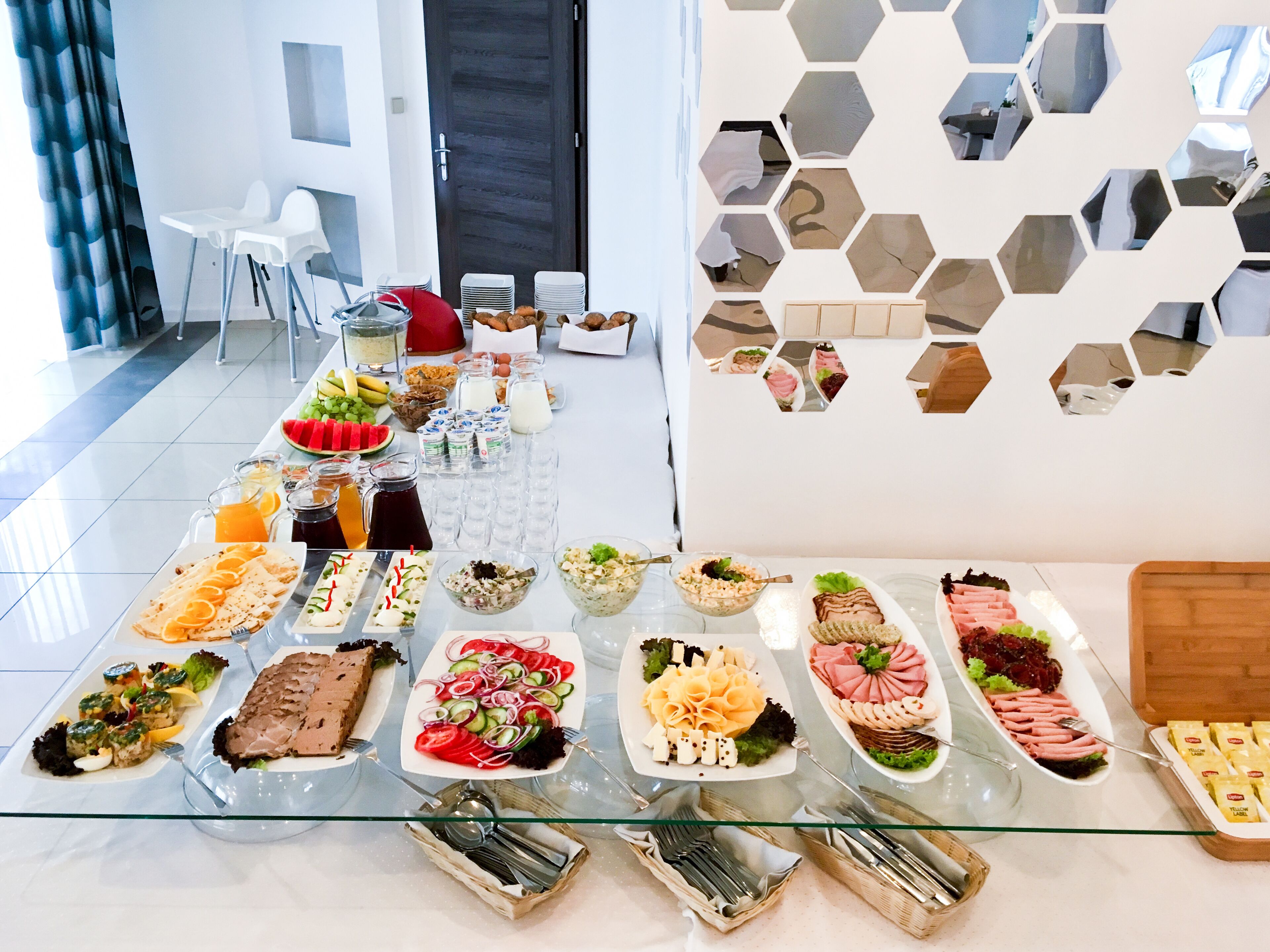 بوفيه فطور يوميًا بتكلفة قدرها (25 PLN للشخص)