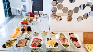 Se ofrece un desayuno bufé (25 PLN por persona)