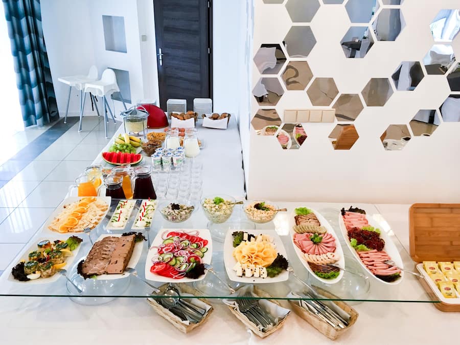 Daily buffet breakfast (PLN 25 per person)