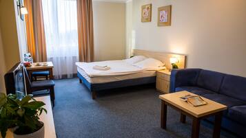 Habitación doble de uso individual, 1 cama de matrimonio grande | Escritorio, wifi gratis, ropa de cama y accesible en silla de ruedas