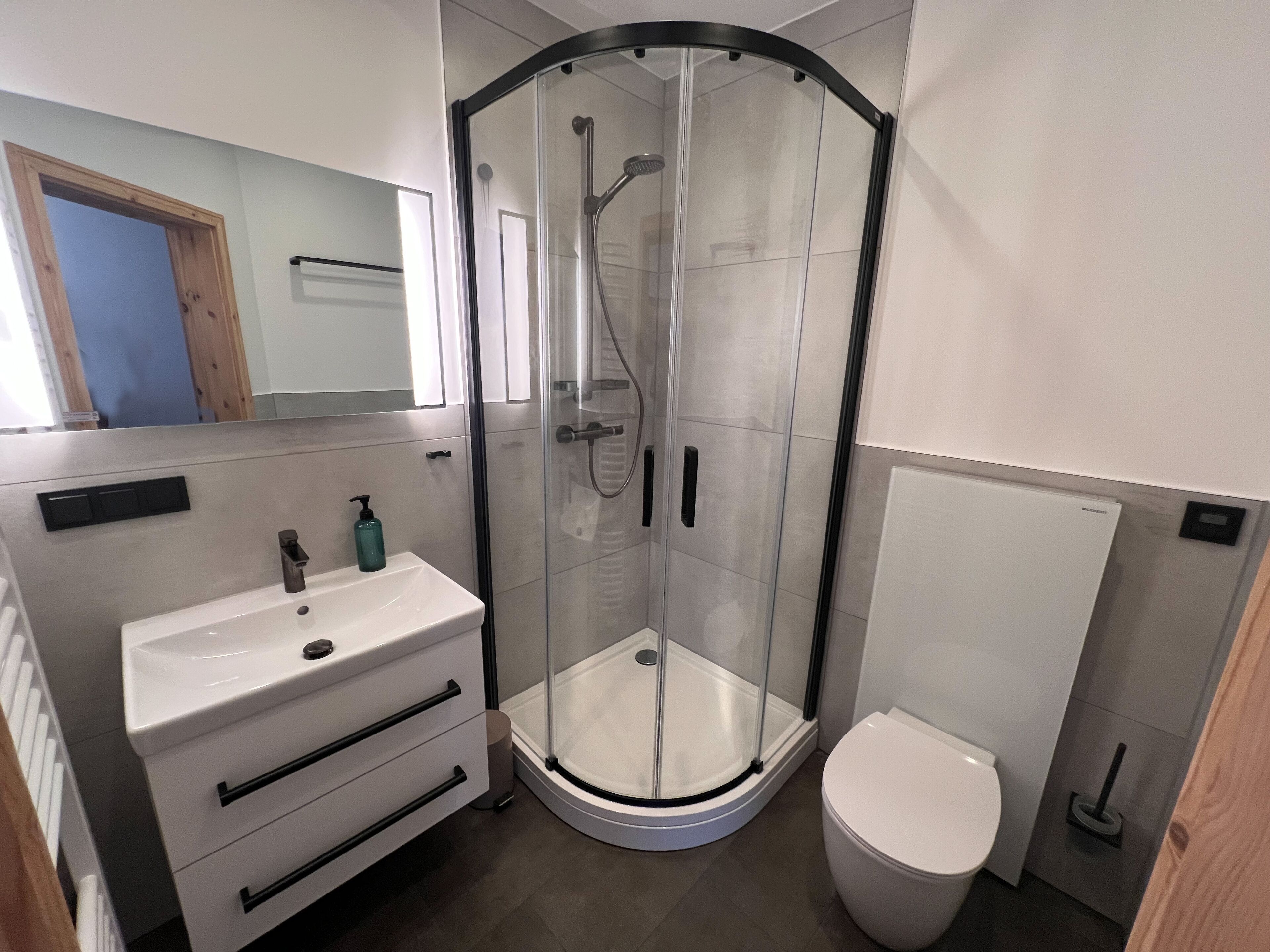 Dusche, Haartrockner, Handtücher, Seife