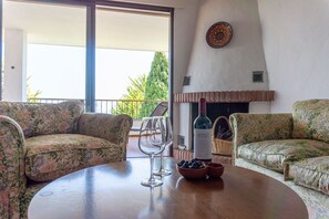 Télévision, cheminée, table de tennis de table, chaîne hi-fi