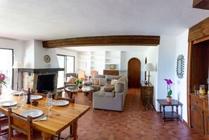 TV, fireplace, ping pong, stereo